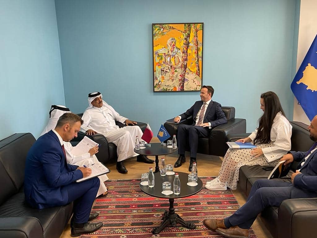 Ministri Peci priti në takim njoftues Ambasadorin e Katarit
