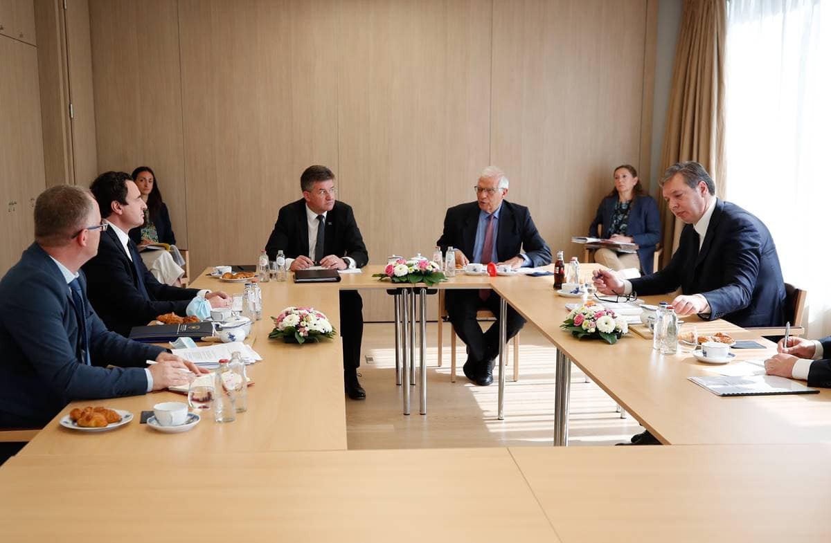Kosova dhe Serbia vazhdojnë dialogun, takohen Kryeministri Kurti dhe Vuçiq