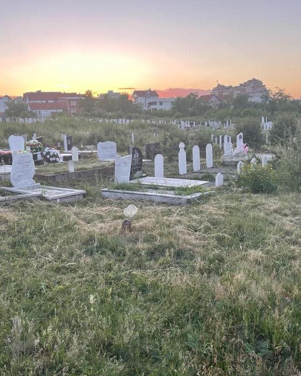 Fillon pastrimi dhe mirëmbajtja e varrezave të qytetit të Gjilanit