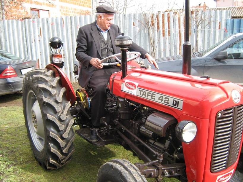 Kryeministri Thaqi i dhuron një traktor familjes Jorgić
