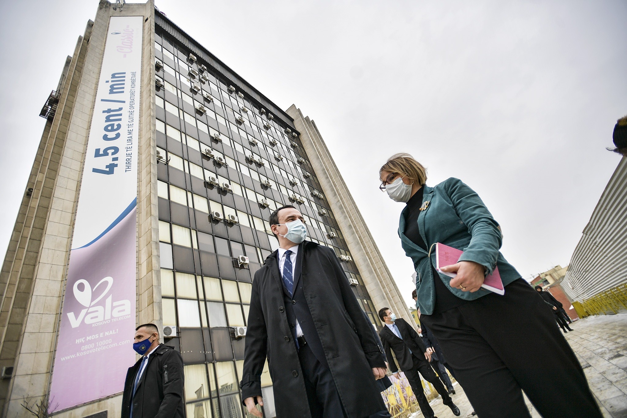 Kryeministri Kurti premton ta nxjerr Telekomin nga kriza  