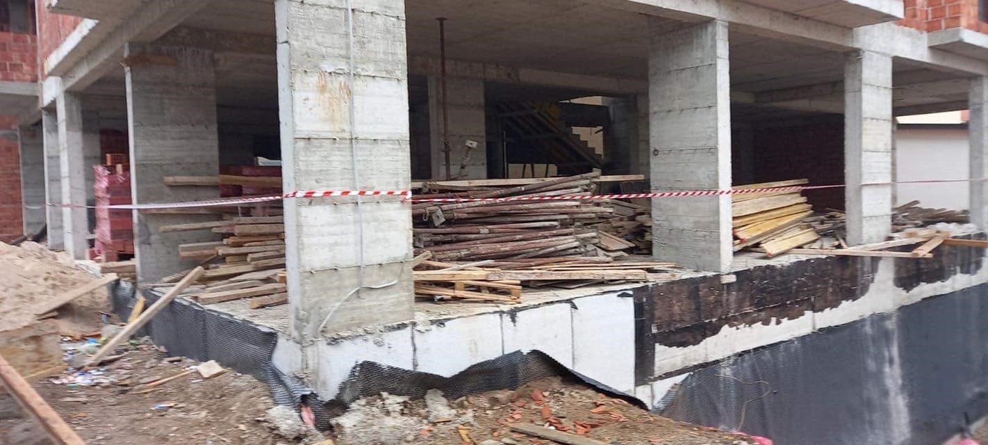 Inspektorët ndalojnë punimet në ndërtimin e një objekti banesor në Mitrovicë