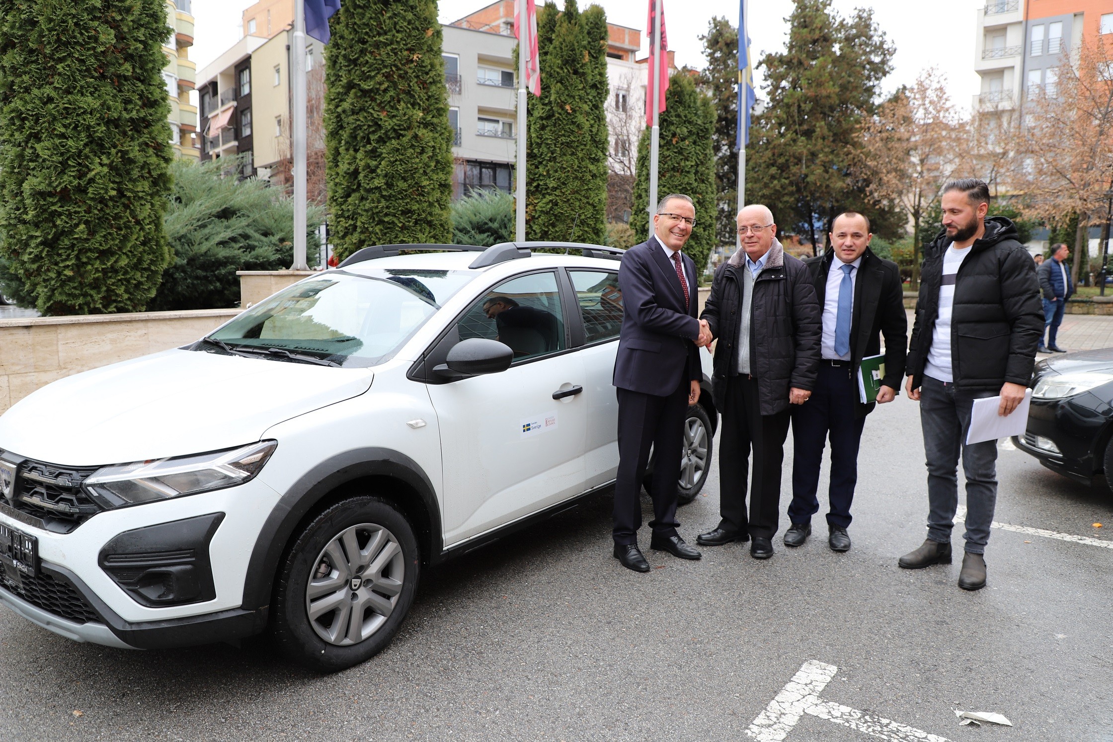 Komuna e Mitrovicës pranon donacion një veturë nga Danish Refugee Council