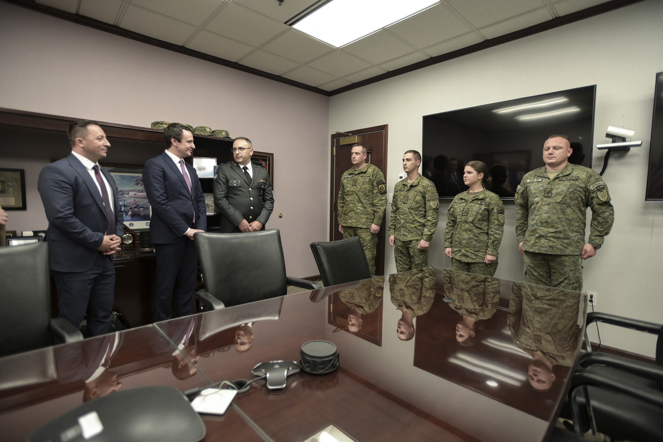 Kryeministri Kurti vizitoi kontingjentin e ushtarëve të FSK-së në Iowa