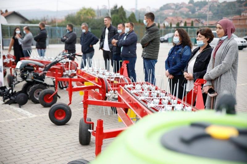 Komuna e Mitrovicës dhe IADK mbështesin 18 fermer me pajisje bujqësore