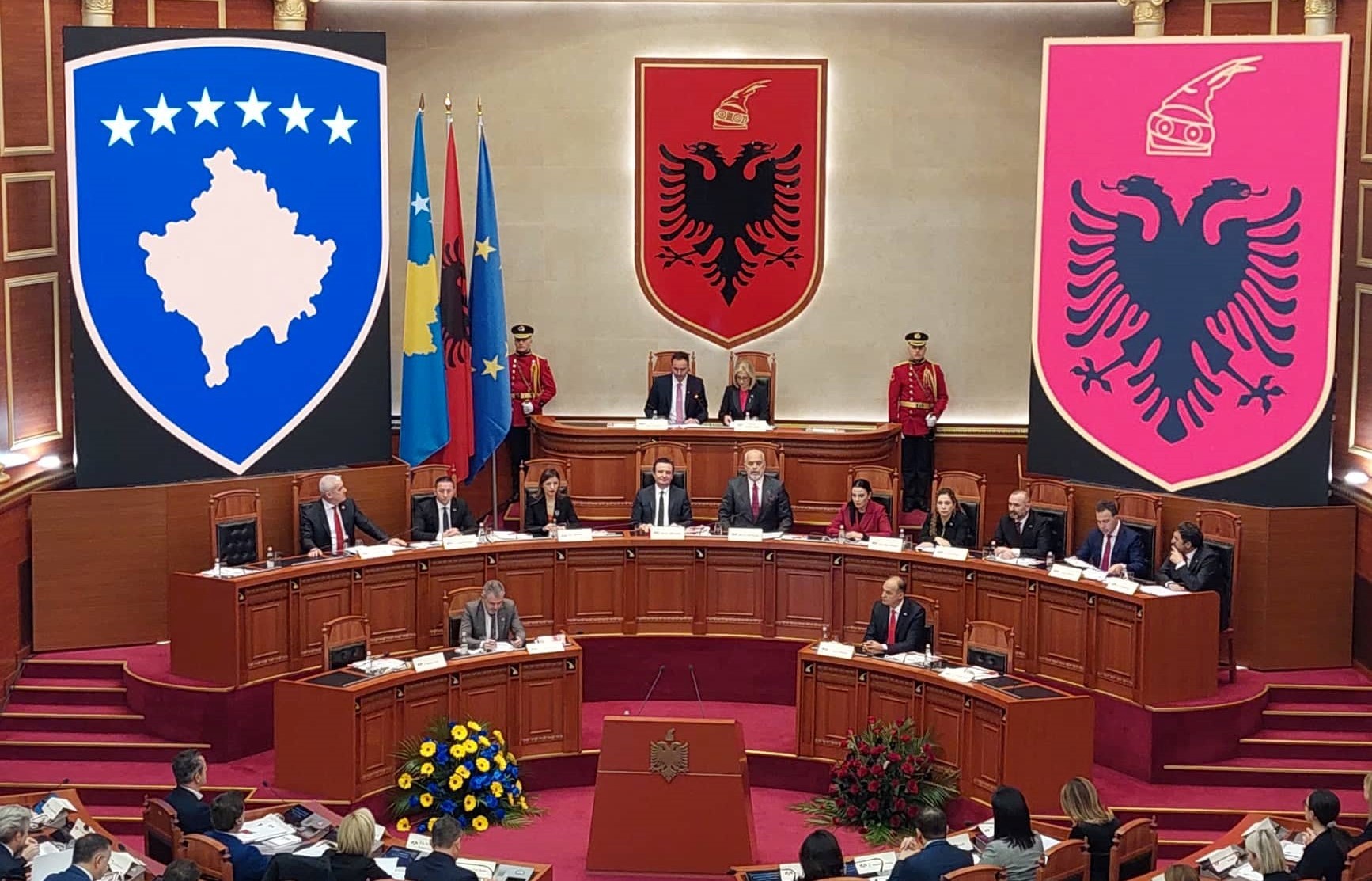 Fillon mbledhja e përbashkët e Kuvendit të Kosovës dhe Kuvendit të Shqipërisë