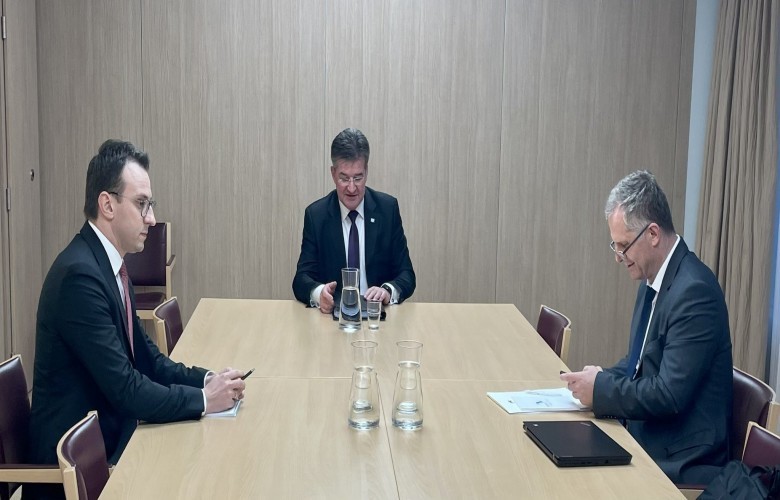 Kosova dhe Serbia arrijnë marrëveshje për targat 