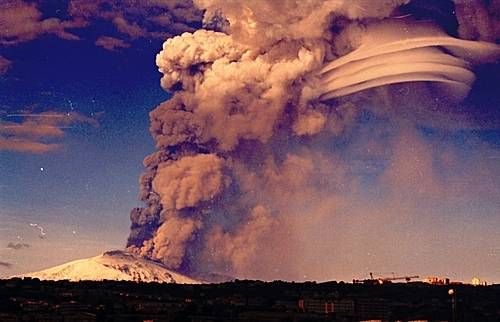 Reja e hirit vullkanik vazhdon të pengojë qarkullimin ajror