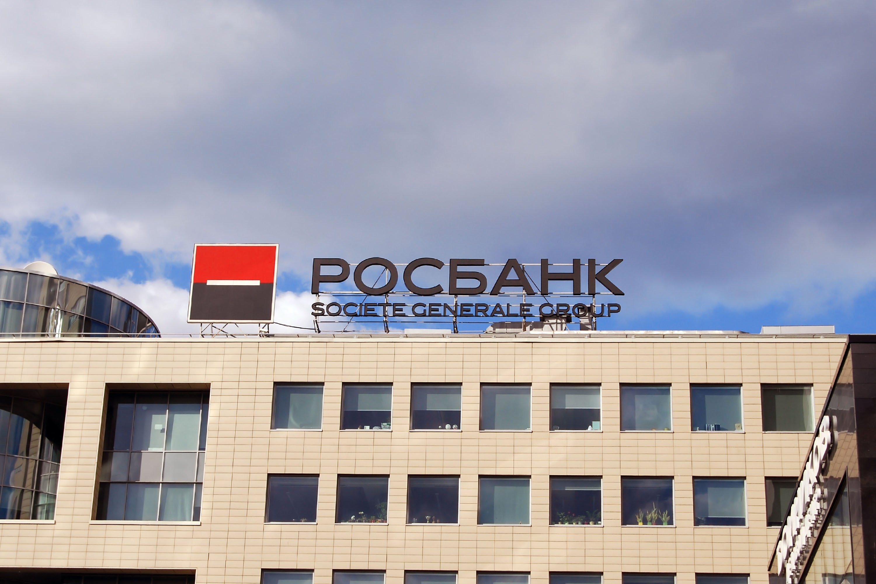 Banka Societe Generale ndërprerën të gjitha operacionet në Rusi