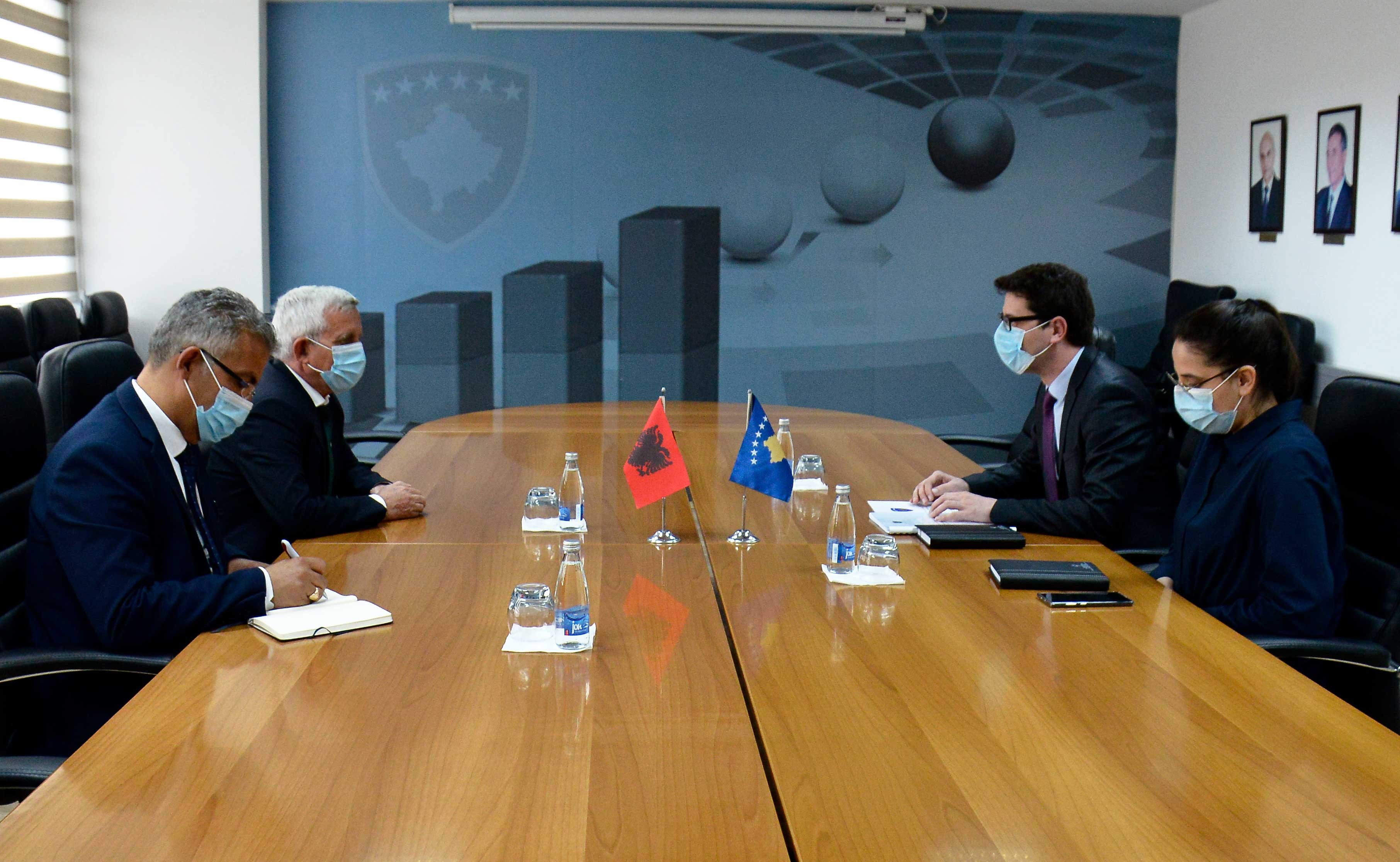 Ministri Murati priti në takim Ambasadorin e Shqipërisë Qemal Minxhozi