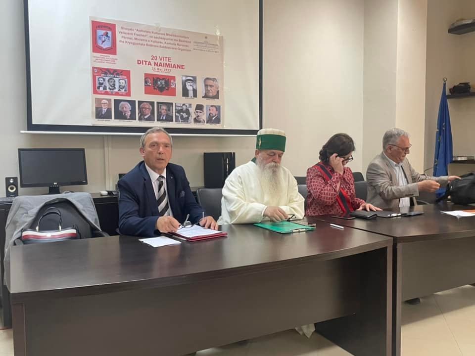 Kryetarit Smajl Latifi i jepet dekorata " Qytetar Nderi i Përmetit"