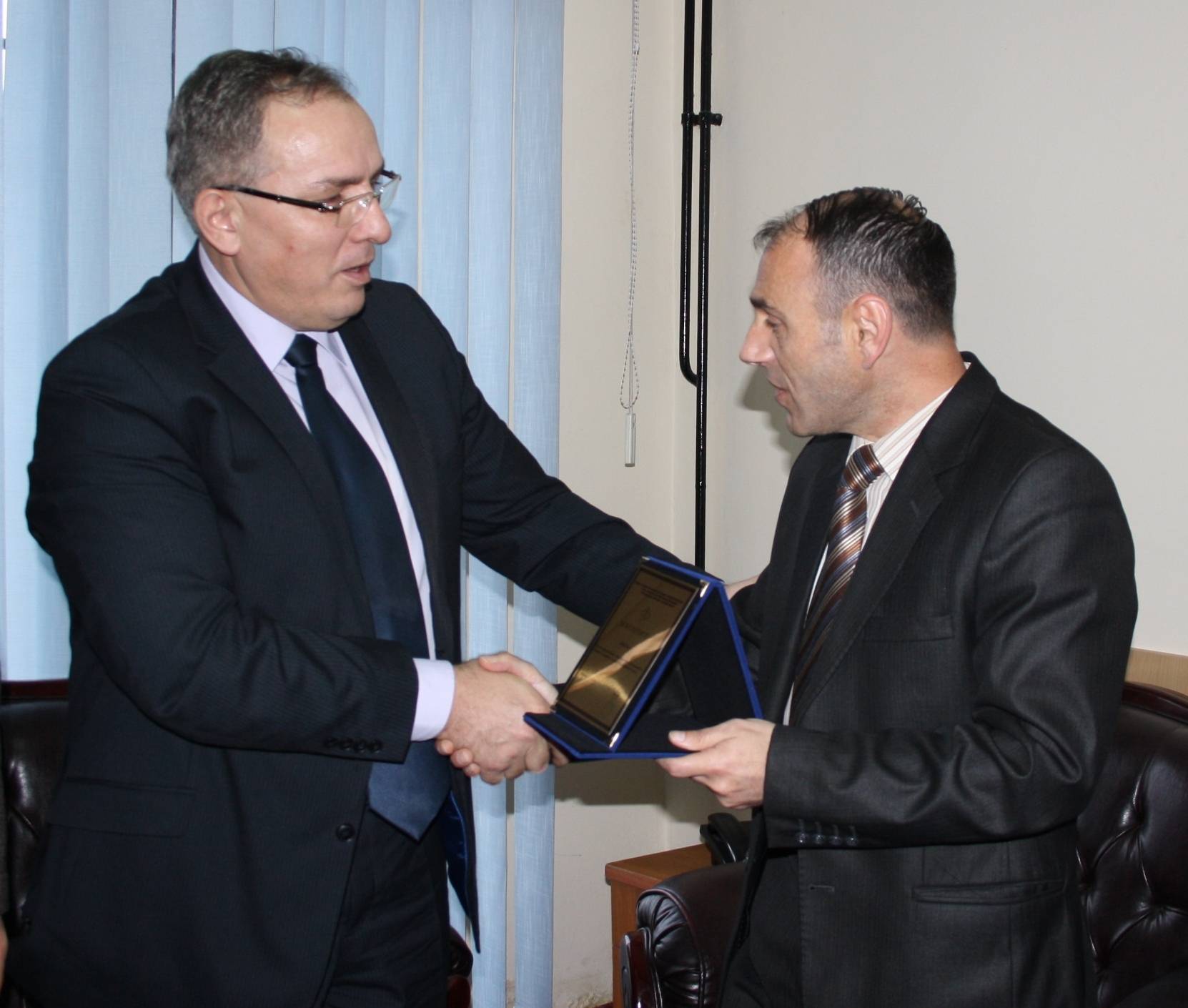 Ministri Buja vizitoi Shoqatën e të Verbërve të Kosovës