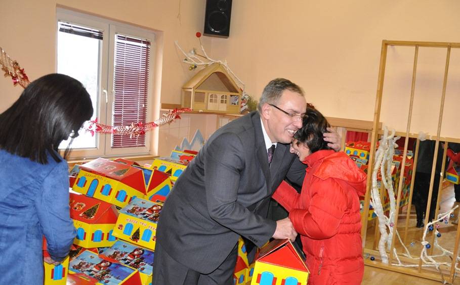 Ministri Buja ndau dhurata për fëmijët e SOS Fshatrat e Fëmijëve  