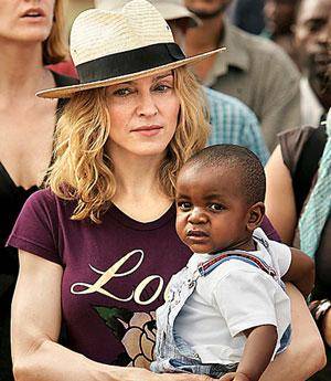 Madonna kthen fëmijët në Afrikë