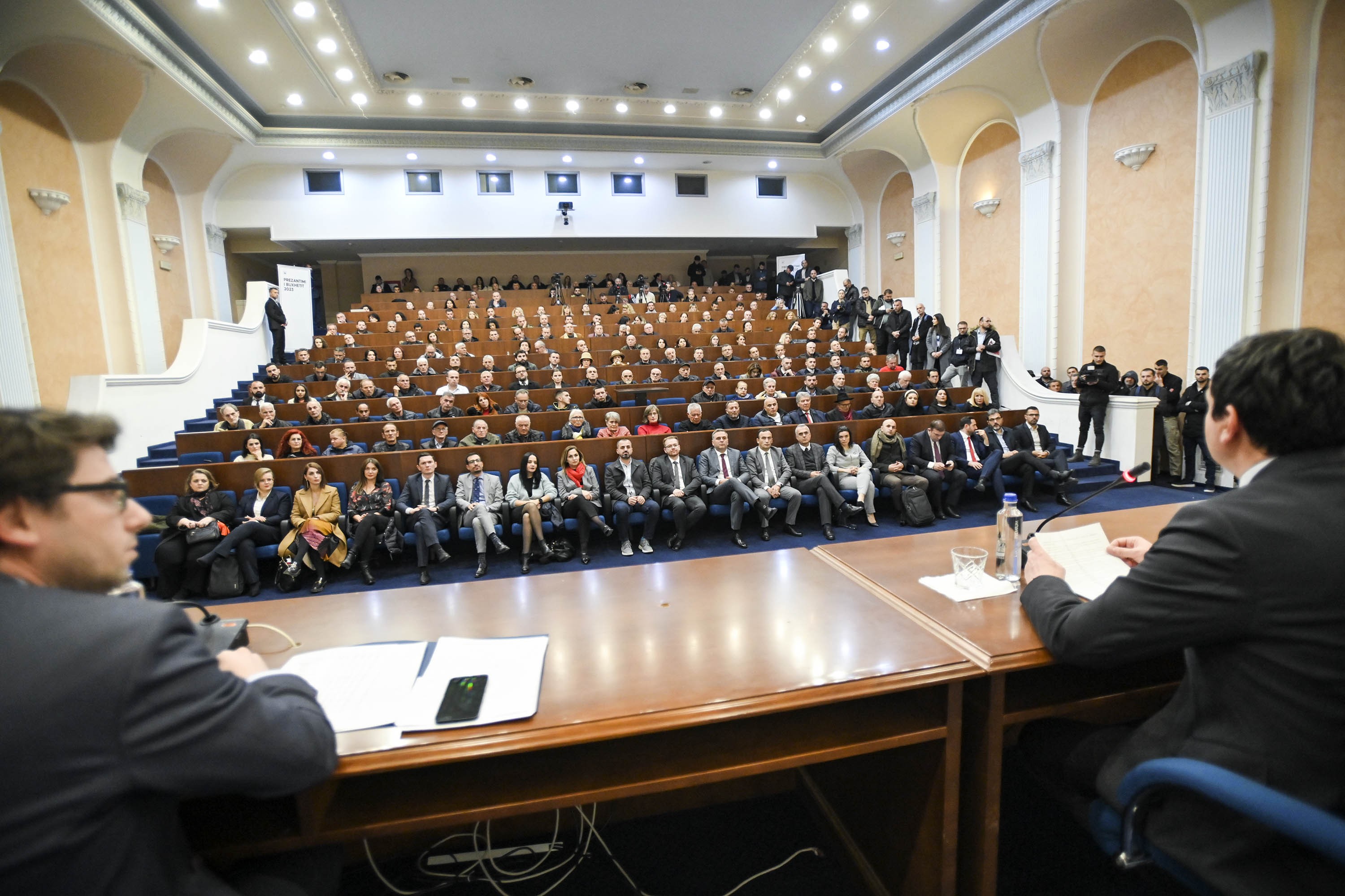 Kryeministri Kurti prezantoi buxhetin e vitit 2023 para qytetarëve të Prishtinës