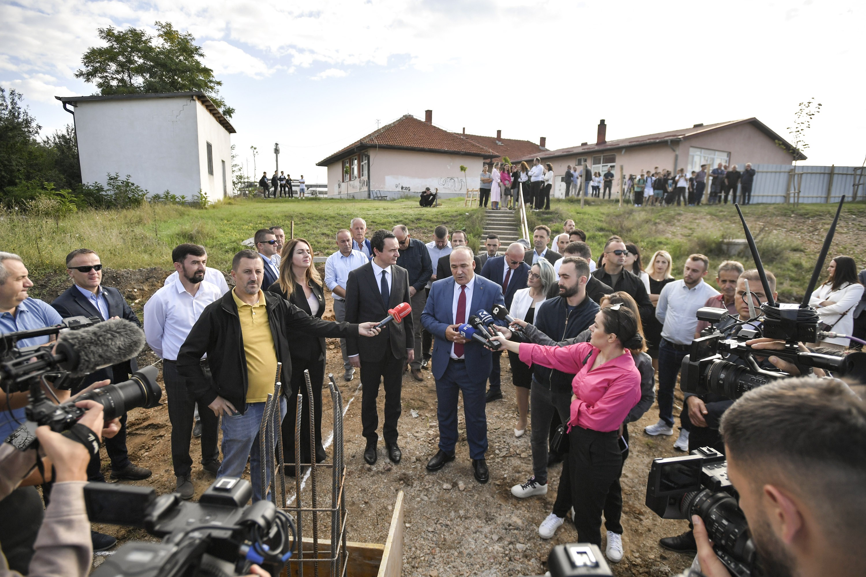Kryeministri Kurti vuri gurthemelin e shkollës “Ilir Konushevci”
