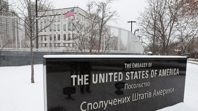 Ambasada e SHBA u bën thirrje qytetarëve amerikanë të largohen nga Ukraina 