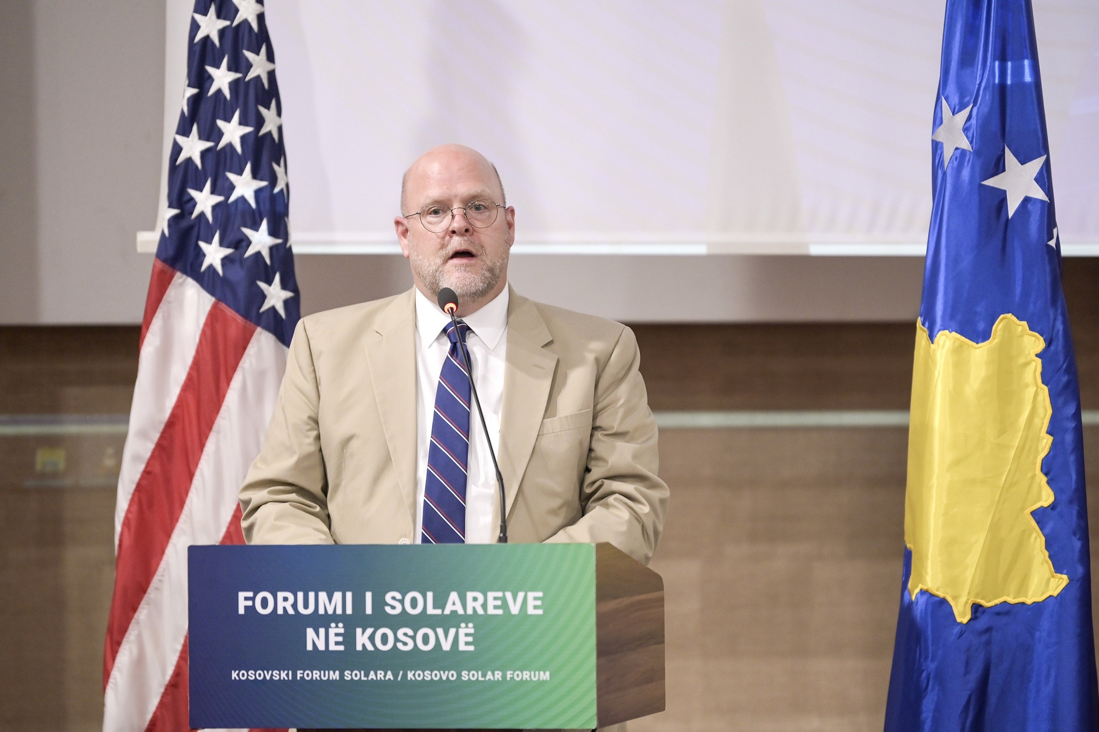 Ambasadori Hovenier kërkon të shtyhet implementimi i vendimeve për 30 ditë