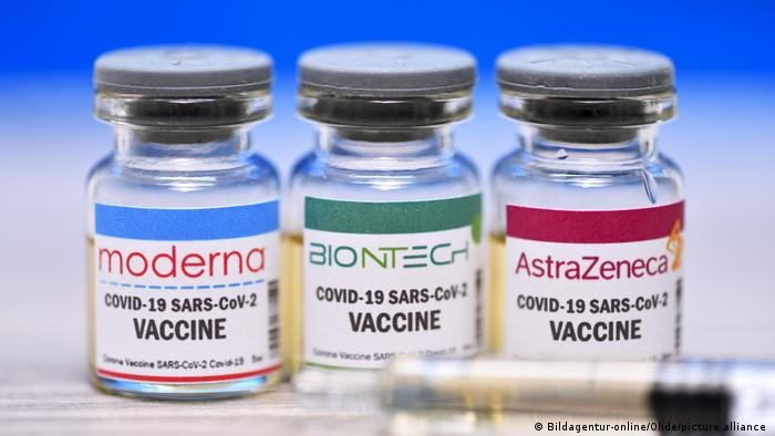 Britania miraton dhënien e dozave të treta të vaksinave Pfizer dhe AstraZeneca