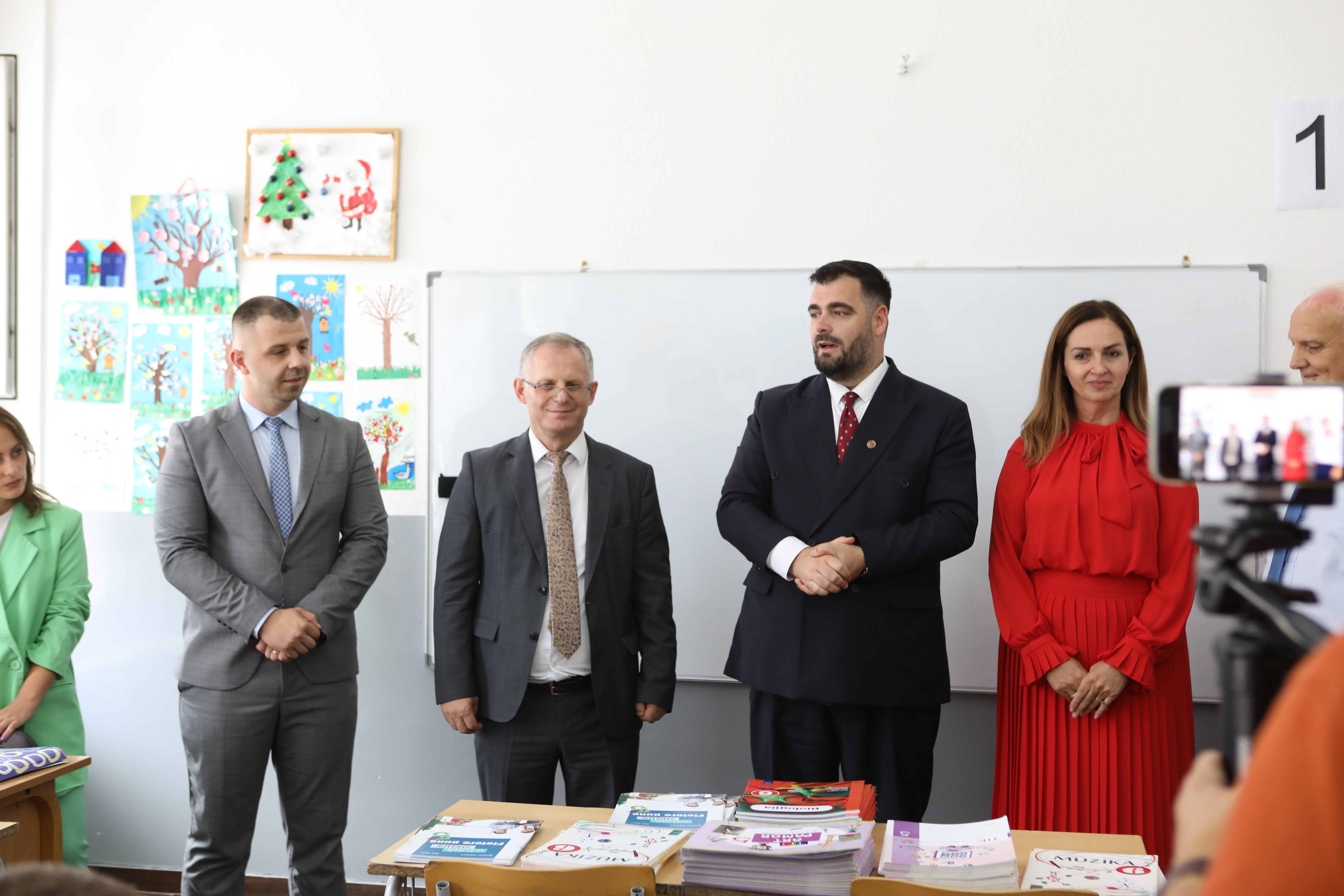 Shpërndahen tekstet mësimore në gjuhën shqipe për nxënësit e Luginës se Preshevës
