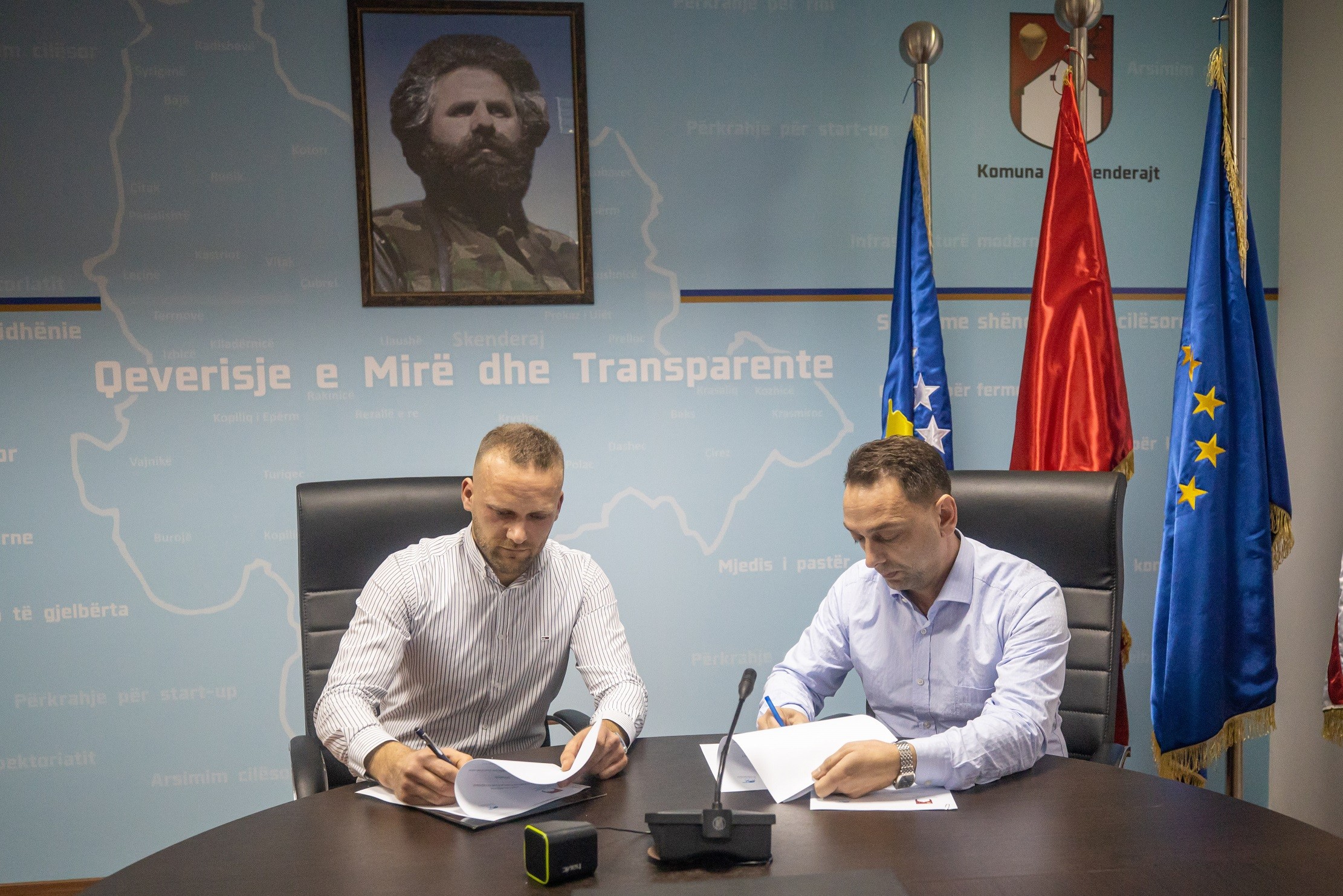 Komuna e Skenderajt nënshkruan marrëveshja për trajtimin e qenve endacakë