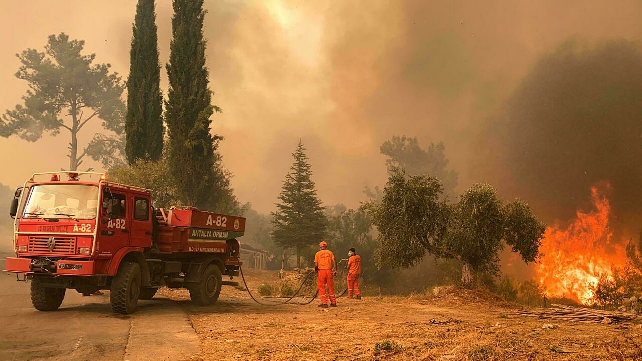 Turqia evakuon turistët e tronditur nga zjarret   