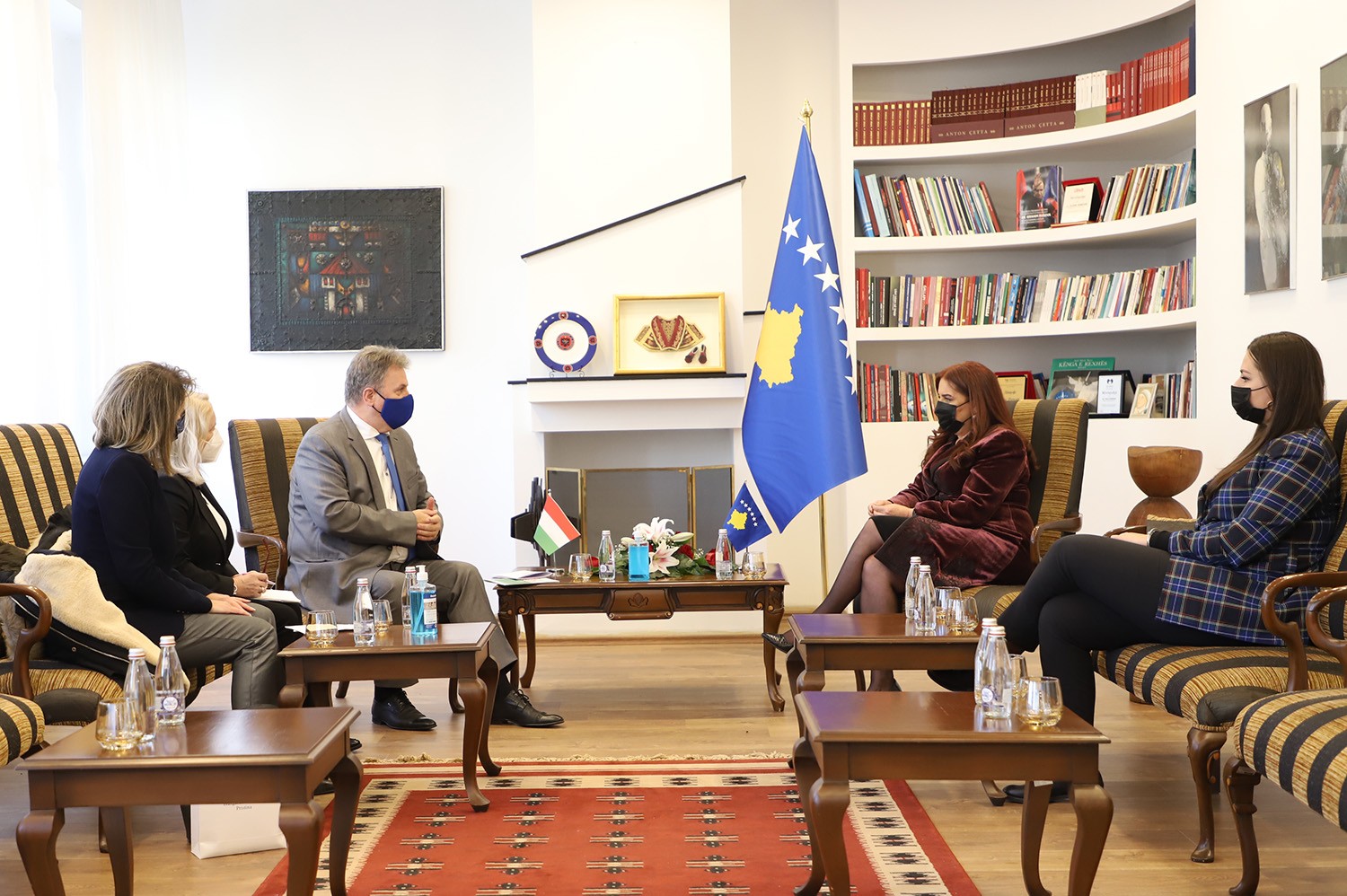 Ministrja Dumoshi takoi ambasadorin e Hungarisë, Jozsef Bencze
