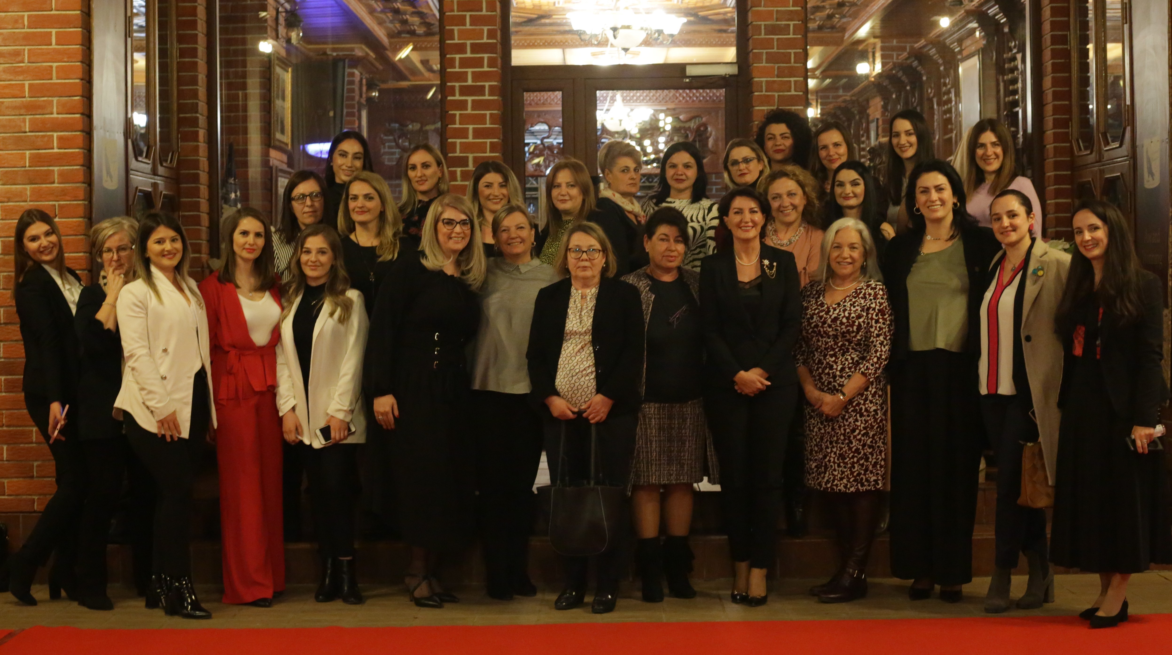 Gratë nga misione të ndryshme diplomatike mblidhen përreth gotës së verës