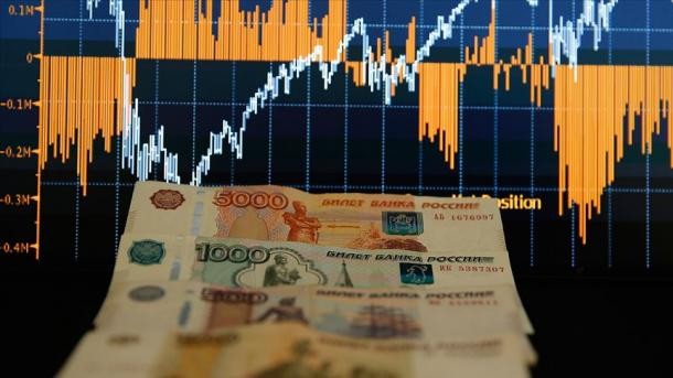 Vazhdojnë të rriten humbjet në tregjet ruse, rubla zhvlersohet kundrejt dollarit 