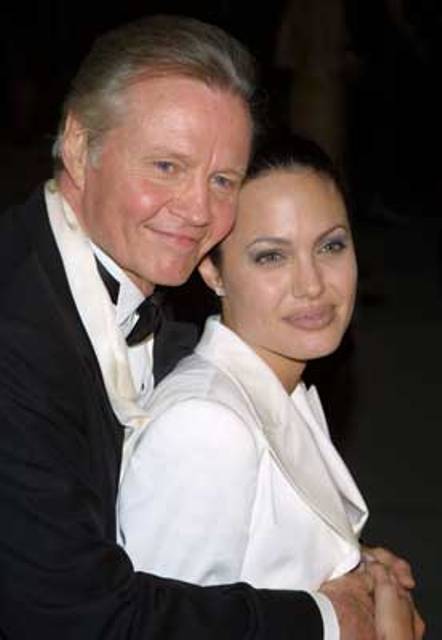 Angelina Jolie bashkohet me babanë