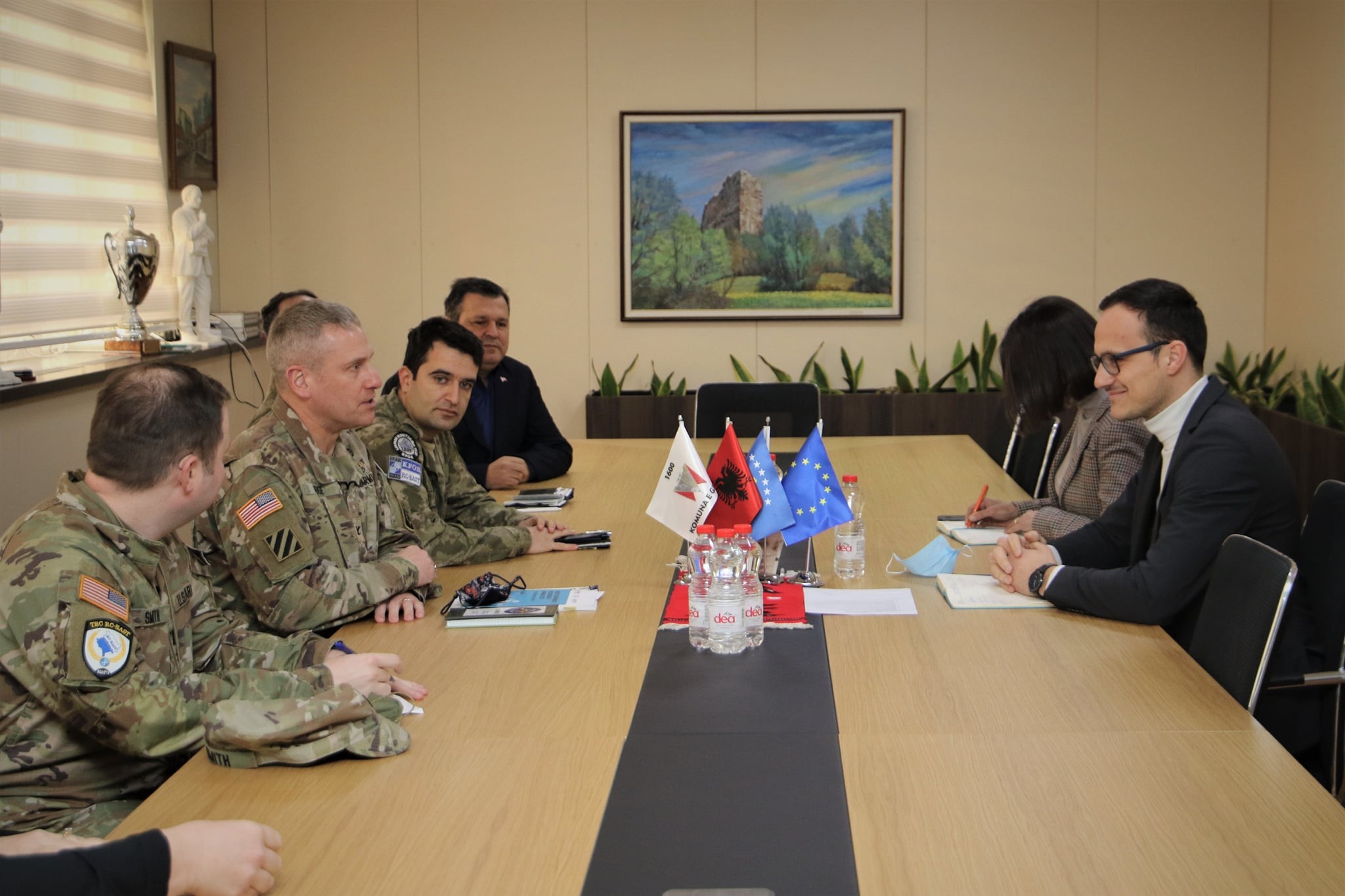 Kryetari i Gjilanit pret në takim paqeruajtës nga Komanda e Brigadës Regjionale 