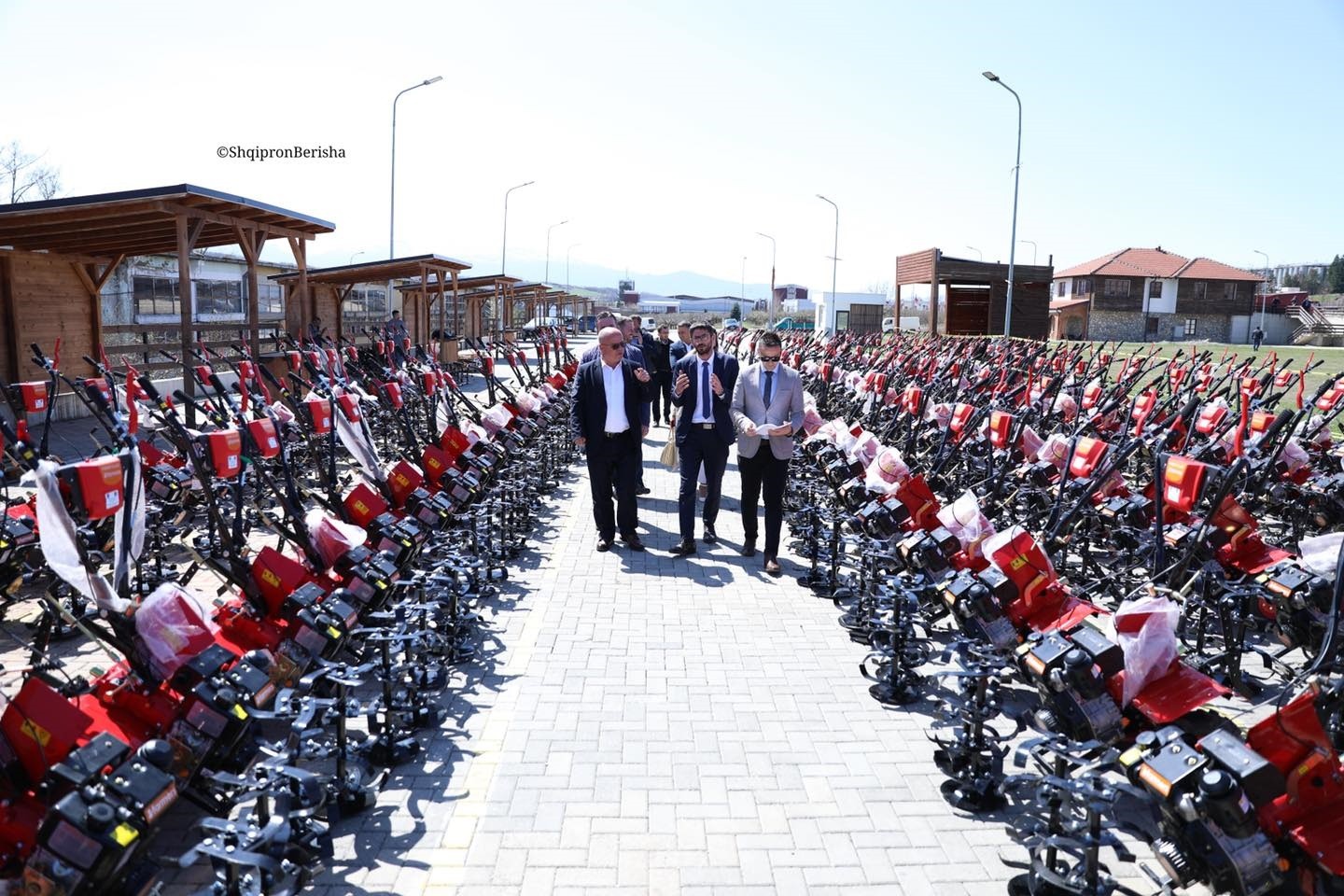 Komuna e Rahovecit ndan 300 motokultivatorë për 300 bujqë