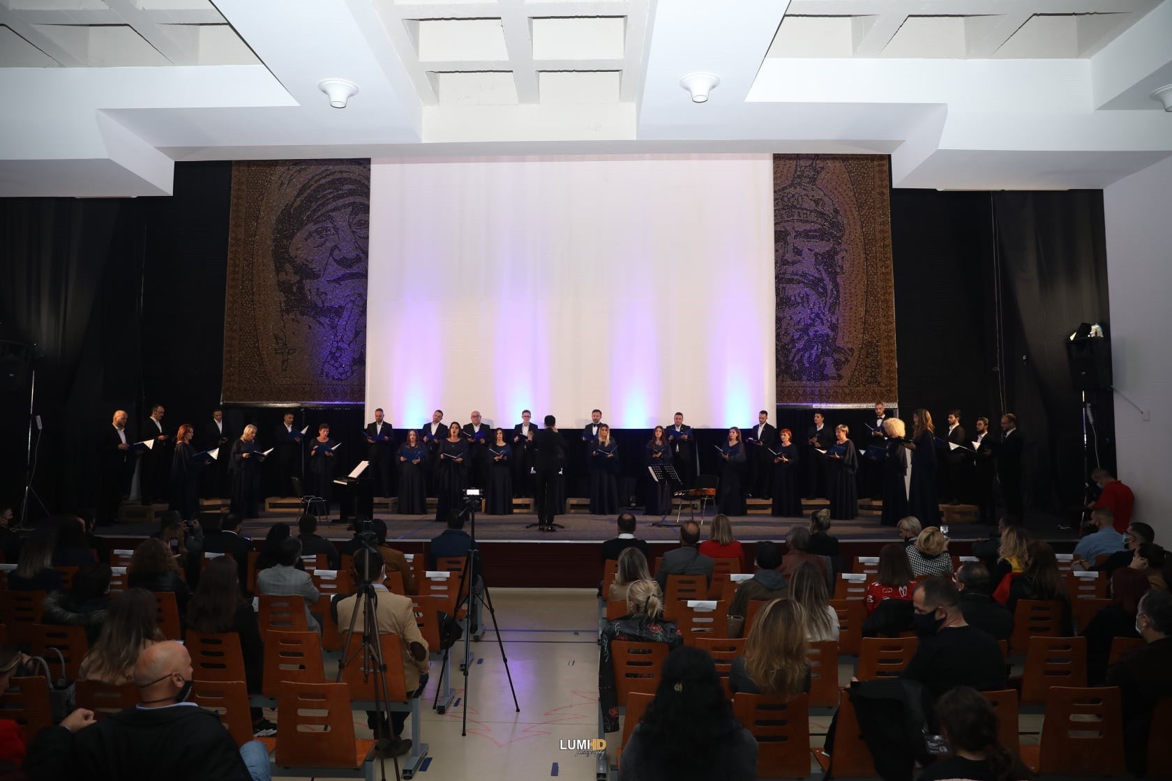 Kori i Filharmonisë së Kosovës mban koncert në Gjilan
