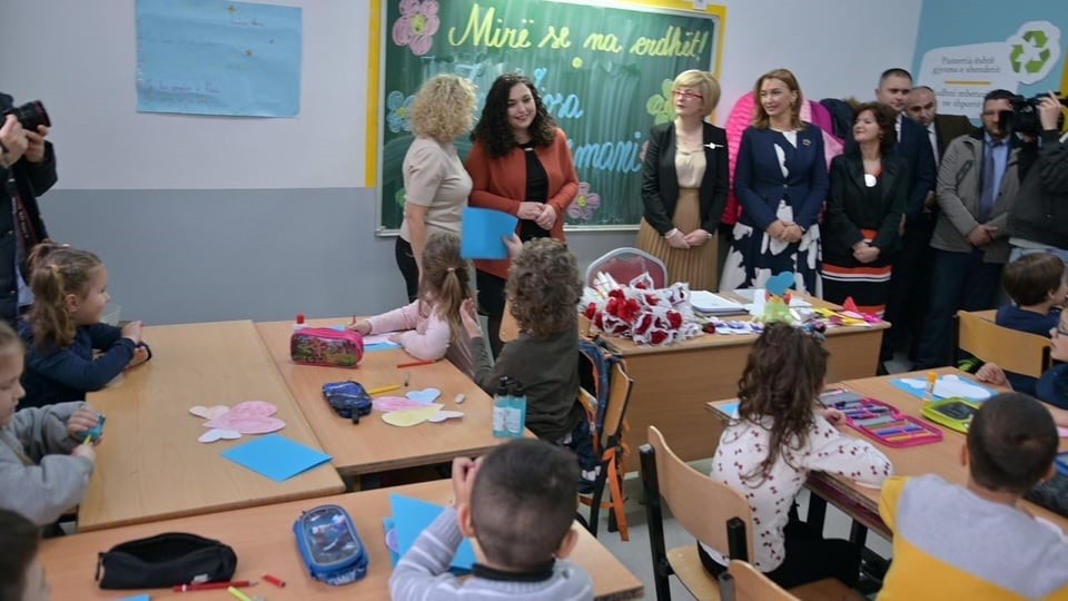 Kryeparlamentarja Osmani ka vizituar shkollën fillore “Faik Konica”