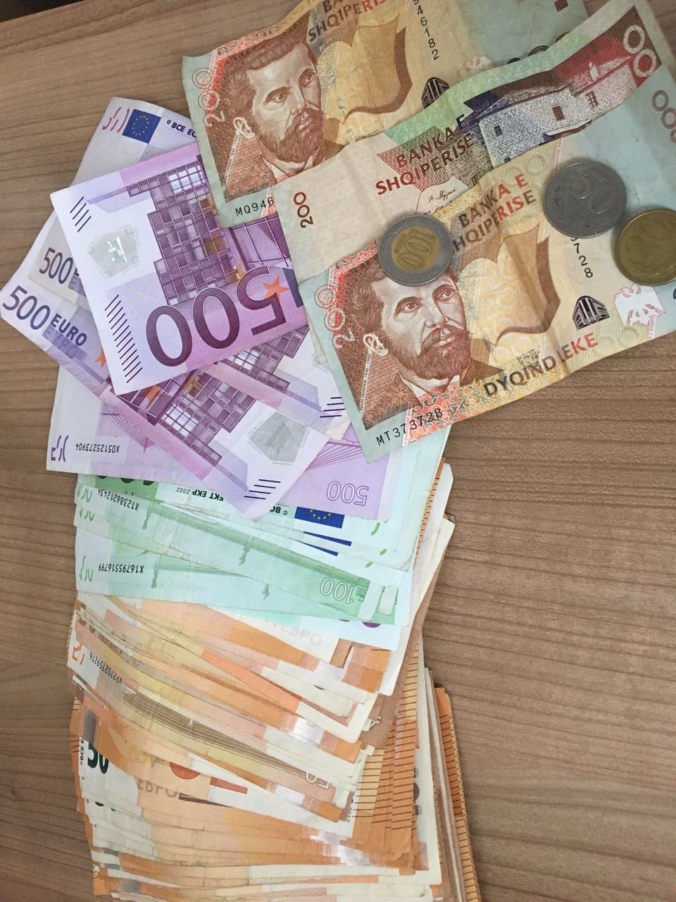 Euro arrin në nivelin më të lartë në Shqipëri
