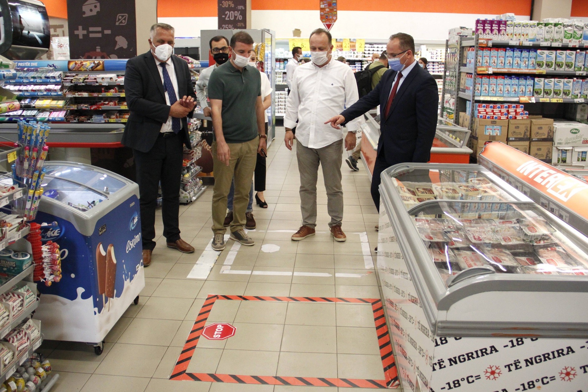 Ministri Krasniqi inspekton nga afër zbatimin e masave anti-COVID