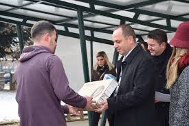 Komuna e Prizrenit shpërndan laptop e tabletë në disa shkolla
