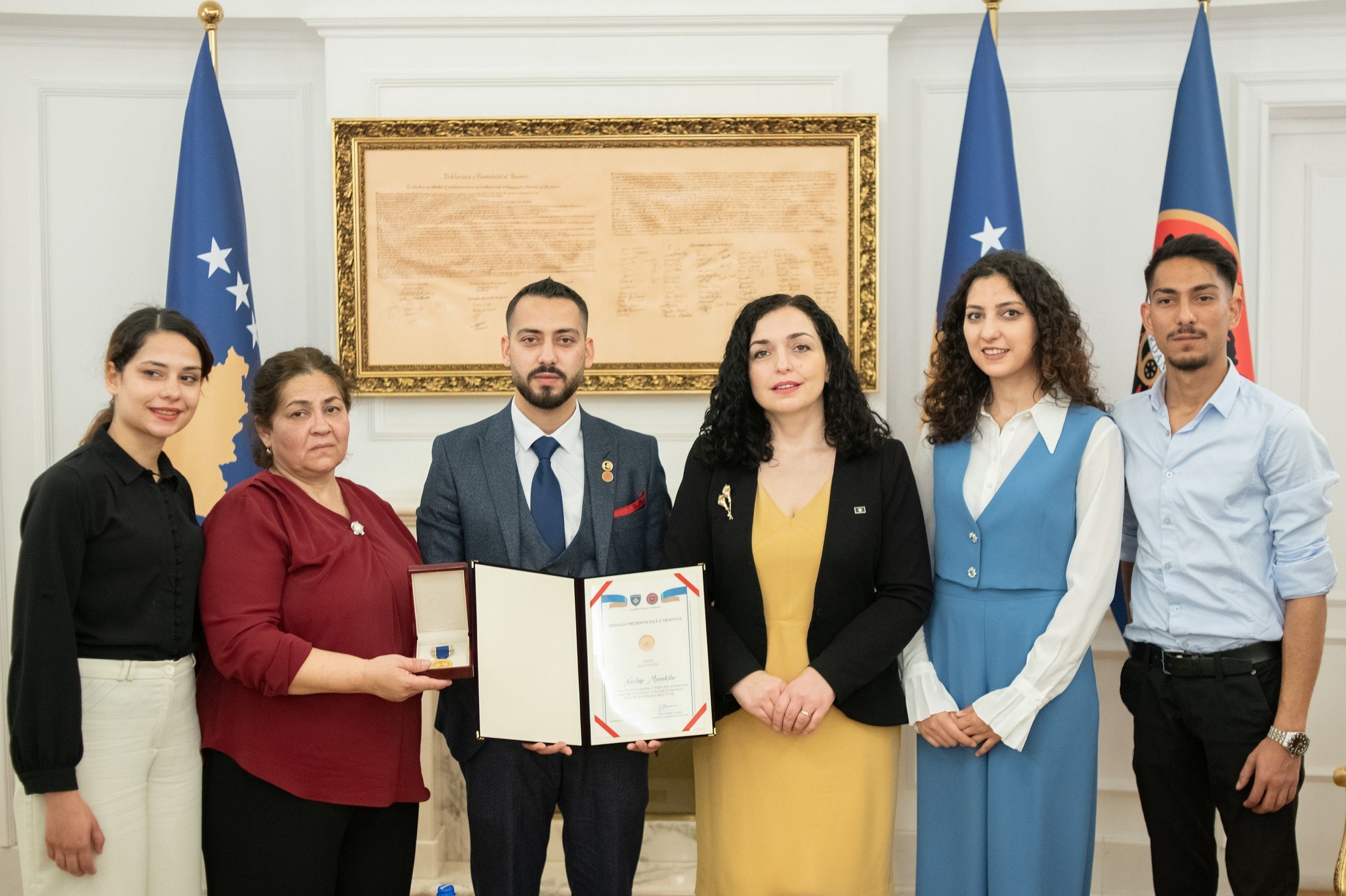Presidentja Osmani dekoron me Medaljen Presidenciale të Meritave, dramaturgun Nexhip Menekshe