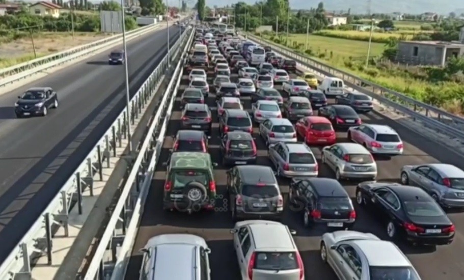 Radhë kilometrike të makinave nga Kosova për në Shqipëri