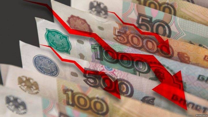 Rubla ruse vazhdon të zhvlerësohet 
