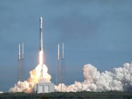 SpaceX dërgon në orbitë 60 satelitë të internetit