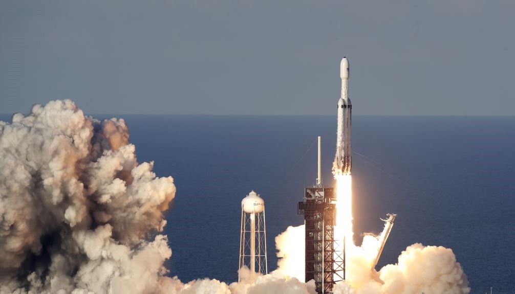 SpaceX nis me sukses raketën 'Falcon Heavy'
