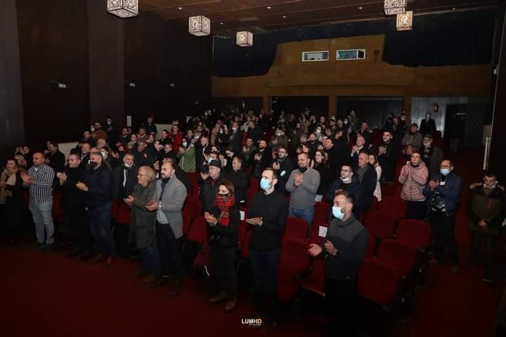 Shfaqja “Hollyshit”, jashtë konkurrencës zyrtare, mirëpritet nga publiku gjilanas 