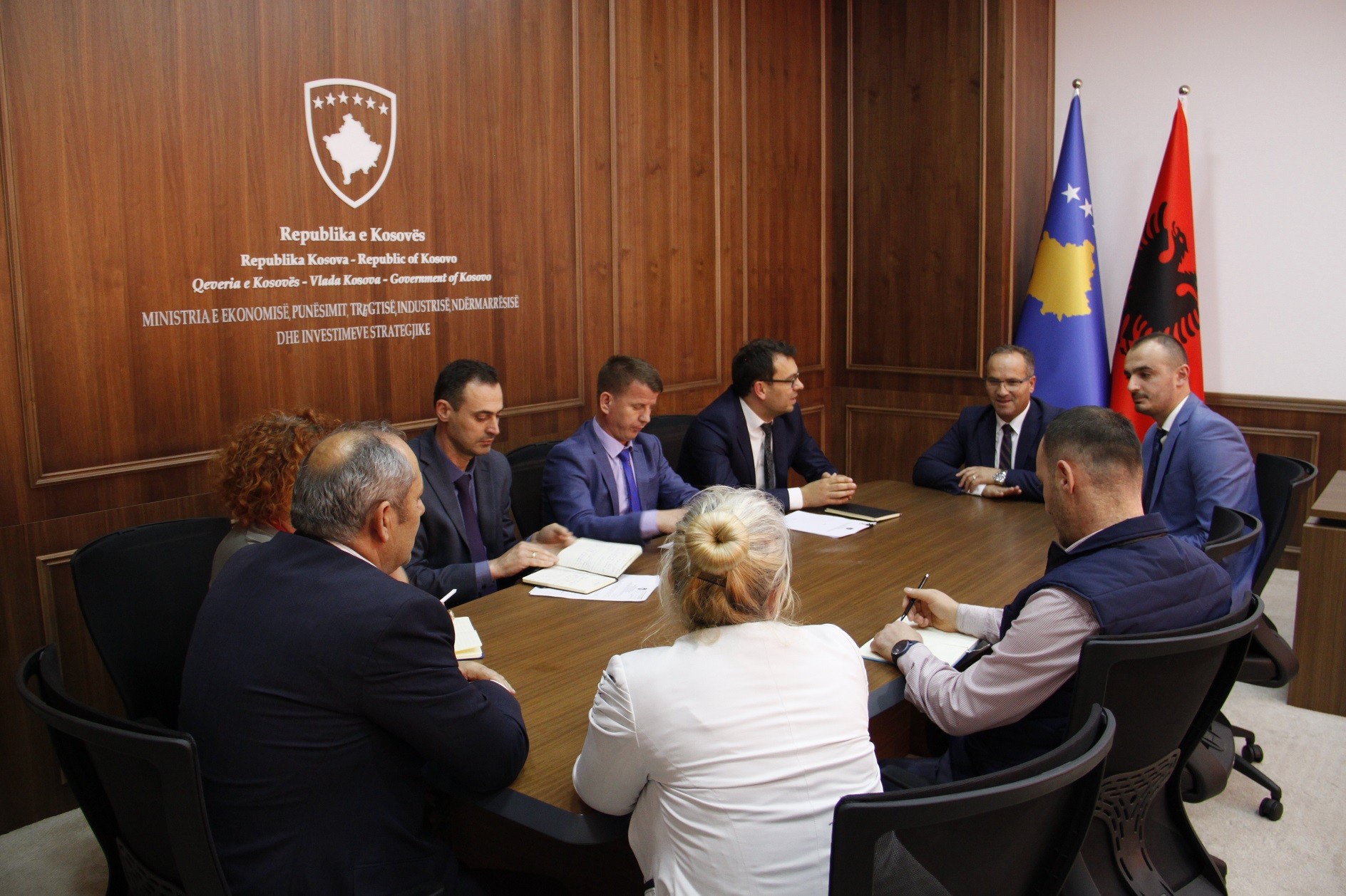 Vesel Krasniqi merr detyrën e  Ministrit të Tregtisë dhe Industrisë  