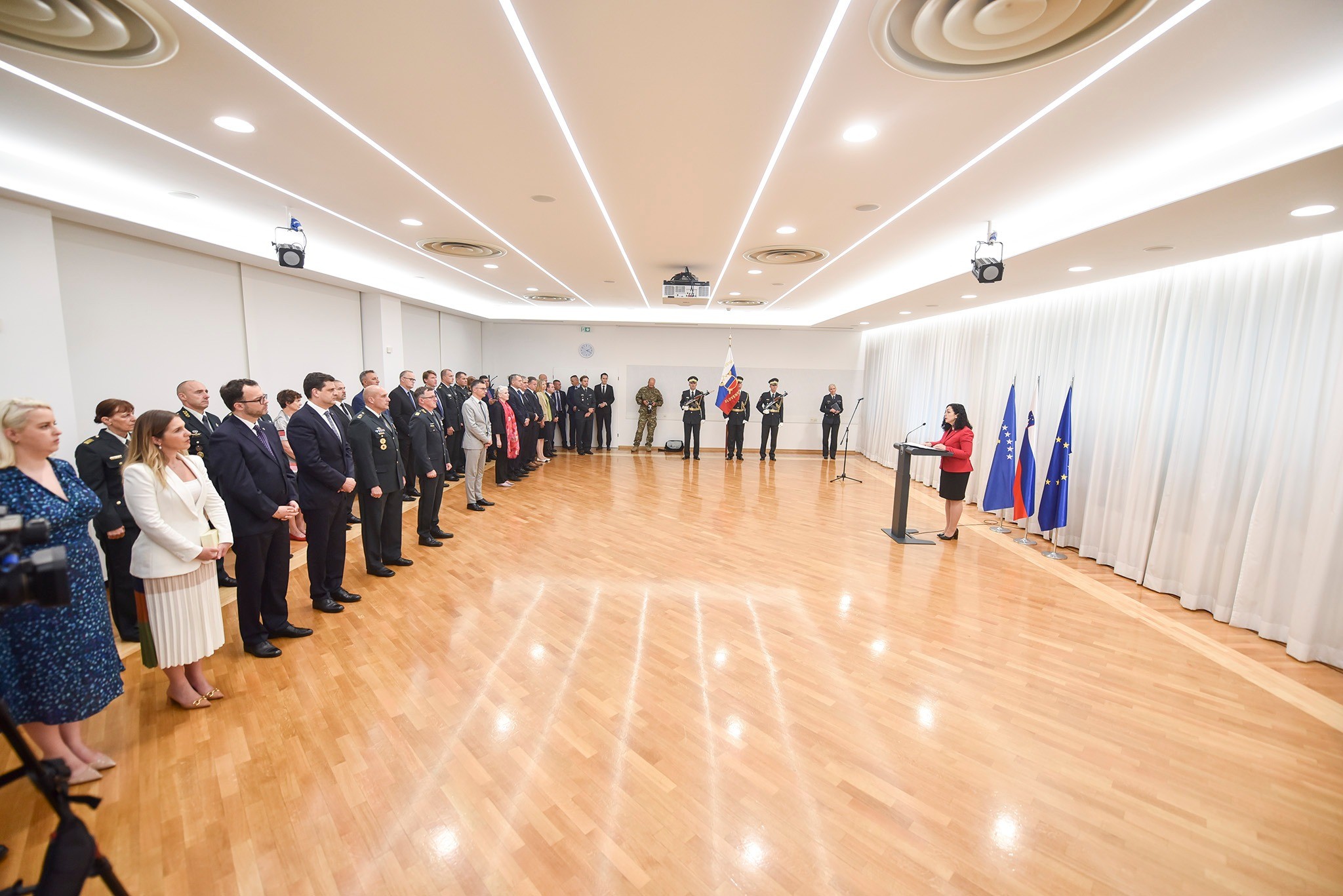 Presidentja Osmani dekoron me Medaljen Presidenciale Ushtarake trupat sllovene në Kosovë