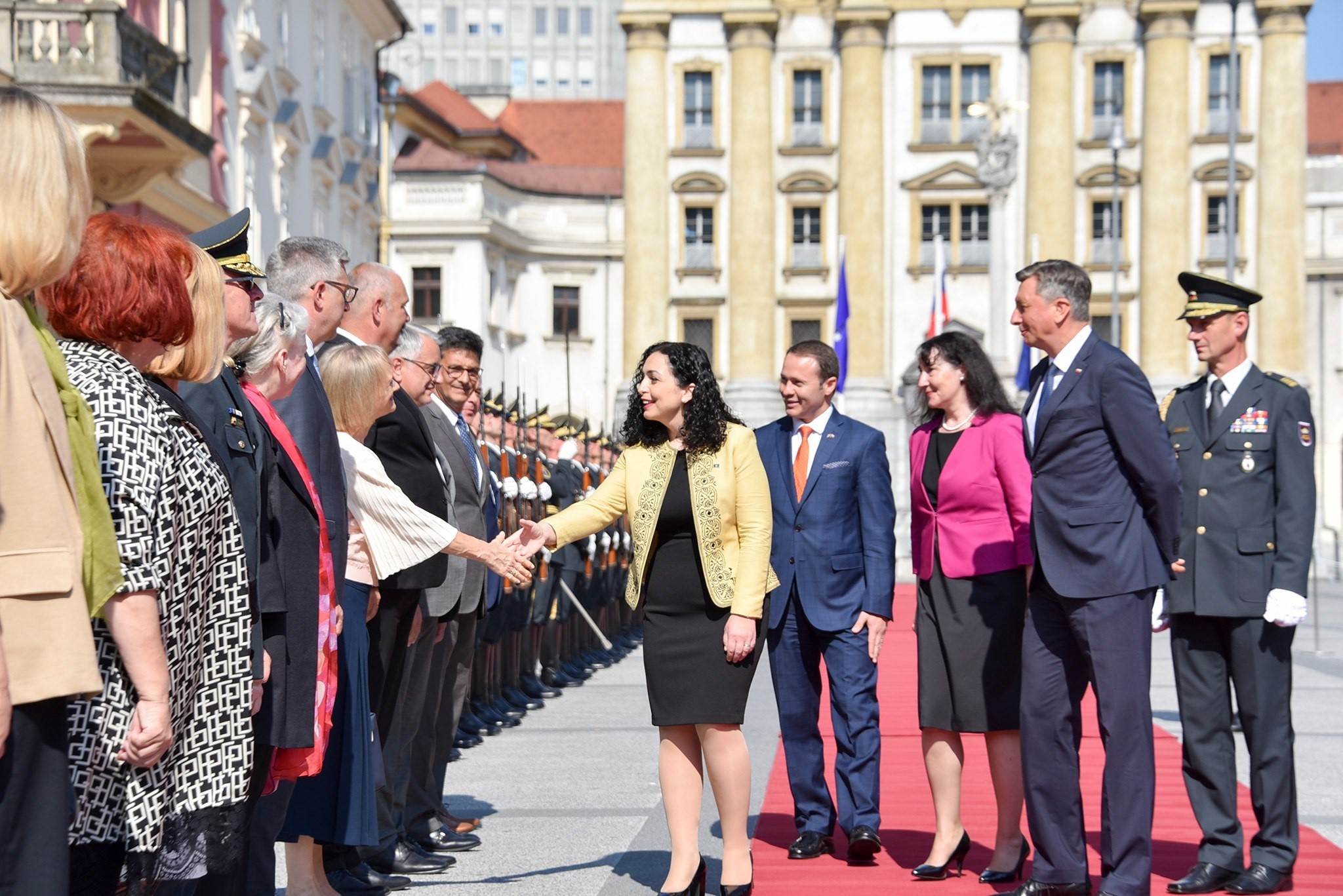  Presidentja Osmani pritet me nderime të larta shtetërore nga presidenti Pahor 
